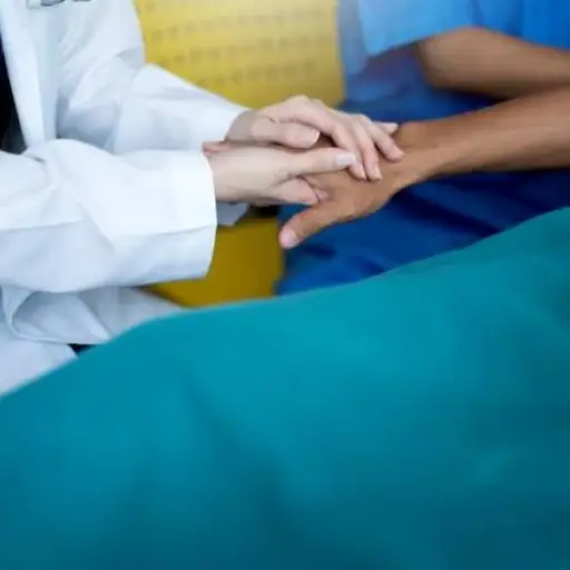 Nueva ley en Ecuador garantiza licencias pagadas y estabilidad laboral a cuidadores de menores con cáncer
