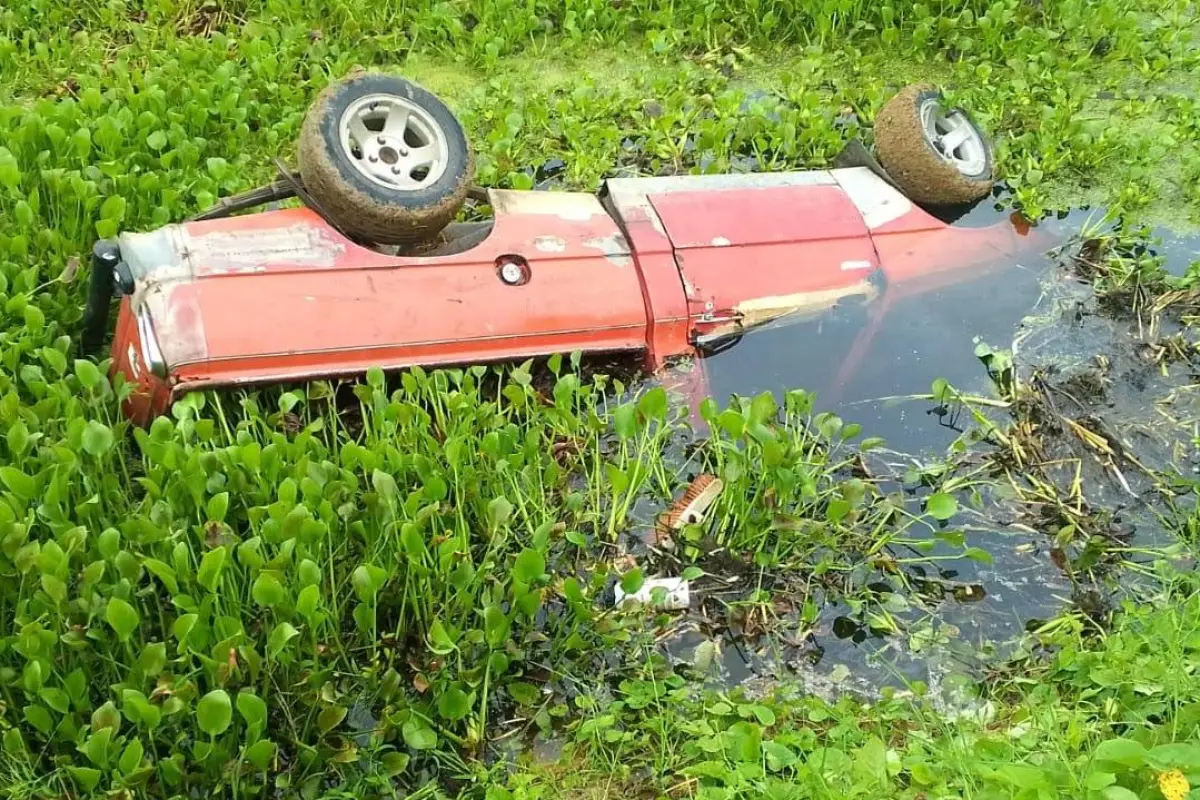 El vehículo quedó sumergido en una zona con agua., Cortesía