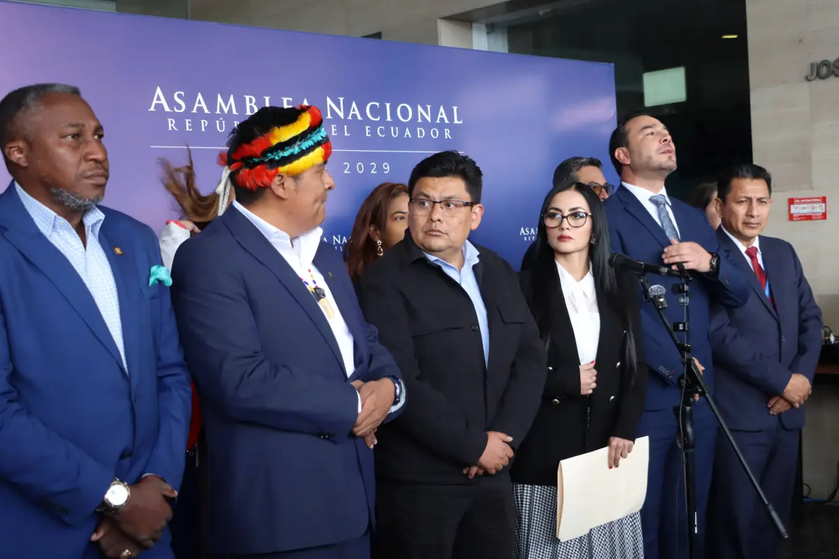 La bancada de Revolución Ciudadana durante una rueda de prensa., API