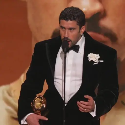 Bad Bunny lidera junto a otros artistas críticas a redadas migratorias en los Grammy y apunta contra ICE