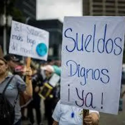 Trabajadores oficialistas y opositores protestan en Caracas por mejoras salariales