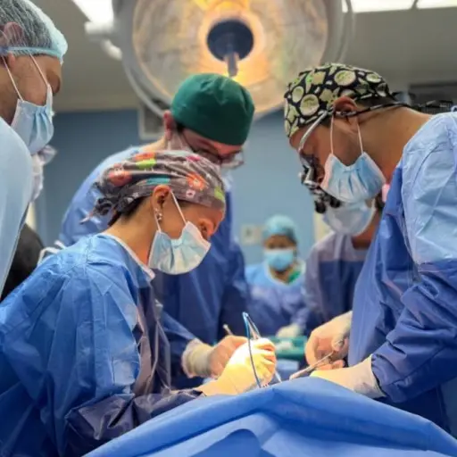 Cirugía renal de alta complejidad se realizó de manera exitosa en un bebé, en hospital de Quito