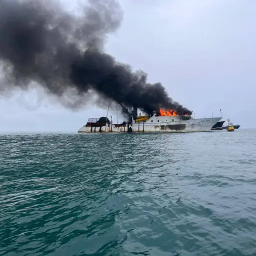 El barco Gold Tuna consumido por un incendio fue remolcado dos millas mar adentro en Manta