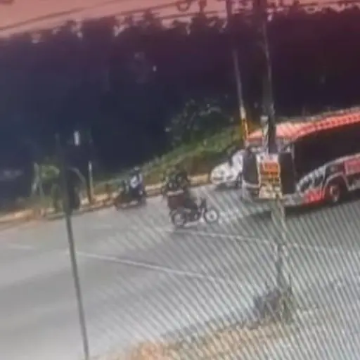 Santo Domingo: motociclista se salva de morir tras violento impacto con un bus urbano