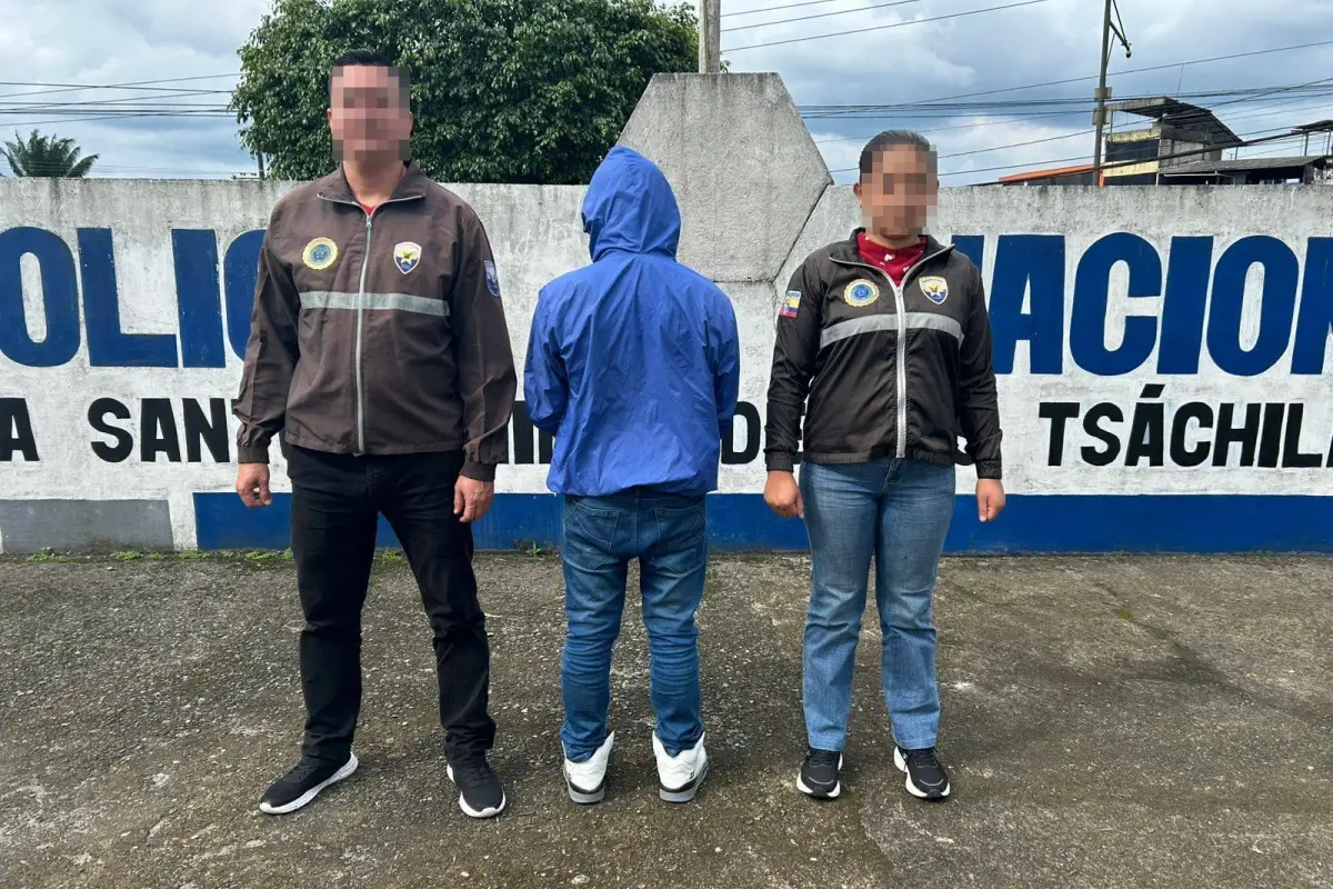 Un adolescente fue aprehendido en Santo Domingo con un kilo de cocaína oculto en un bus interprovincial, tras una alerta ciudadana emitida al ECU-911.