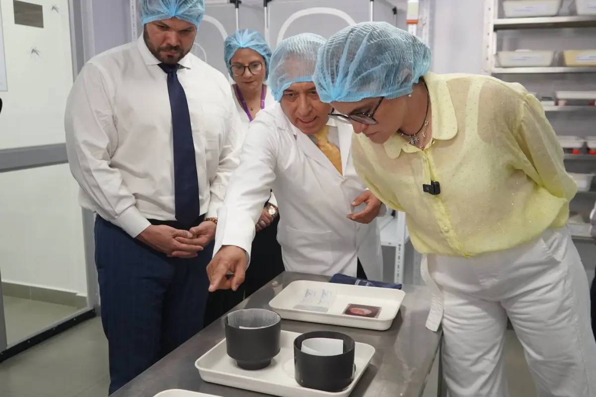 La vicepresidenta Pinto recorriendo la biofábrica y constatando los procesos., MSP/INSPI.