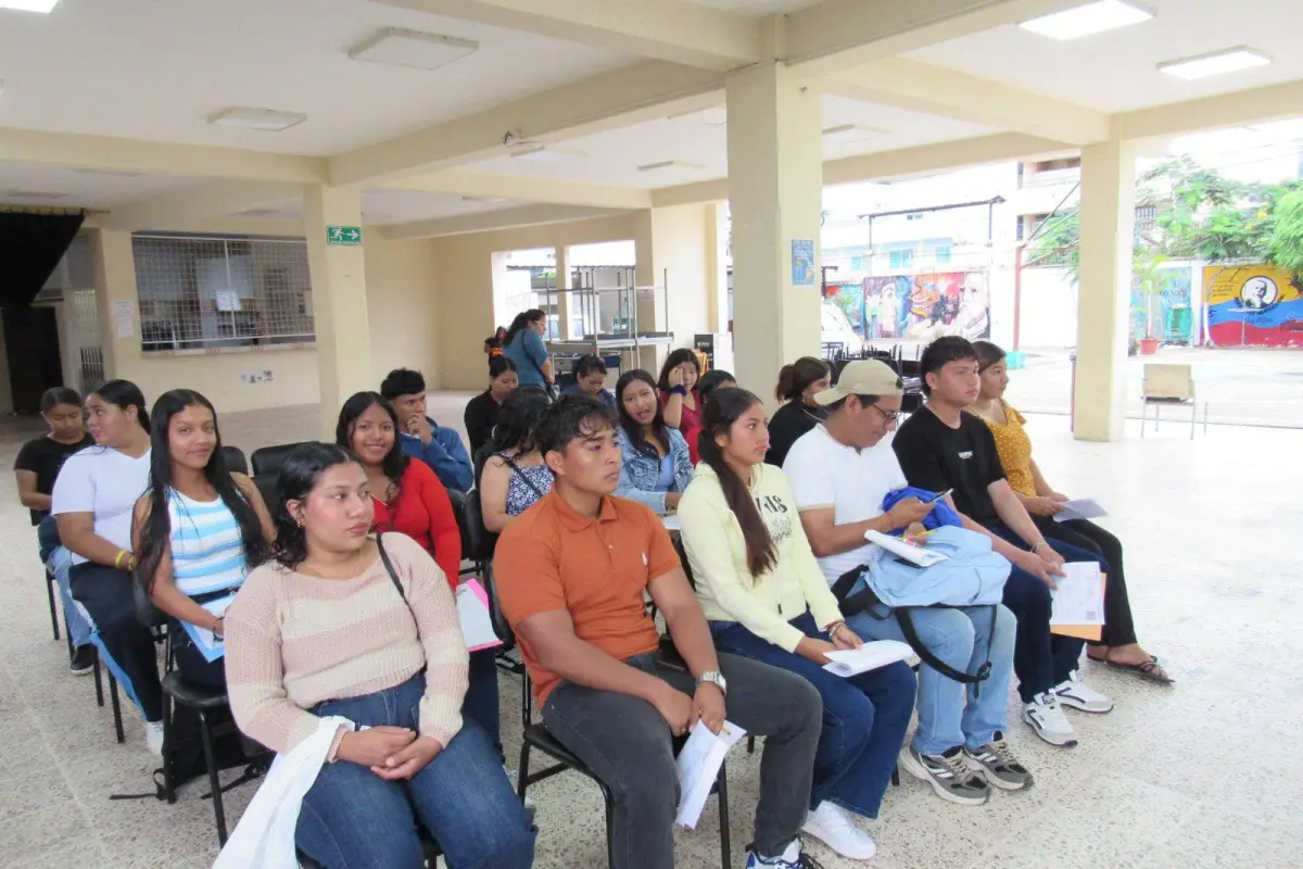 Aspirantes a la Uleam mientras esperan la prueba de ingreso., El Diario