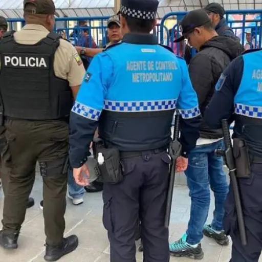 Controles municipales dejan 16 armas y 23 fundas con sustancias retenidas en estaciones del transporte