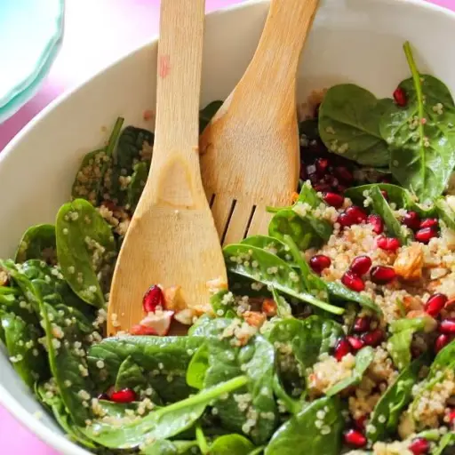 Ensalada saludable de quinoa y espinaca para una alimentación balanceada