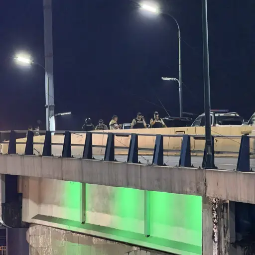 Amenaza explosiva obliga a cerrar parcialmente un paso elevado en Machala