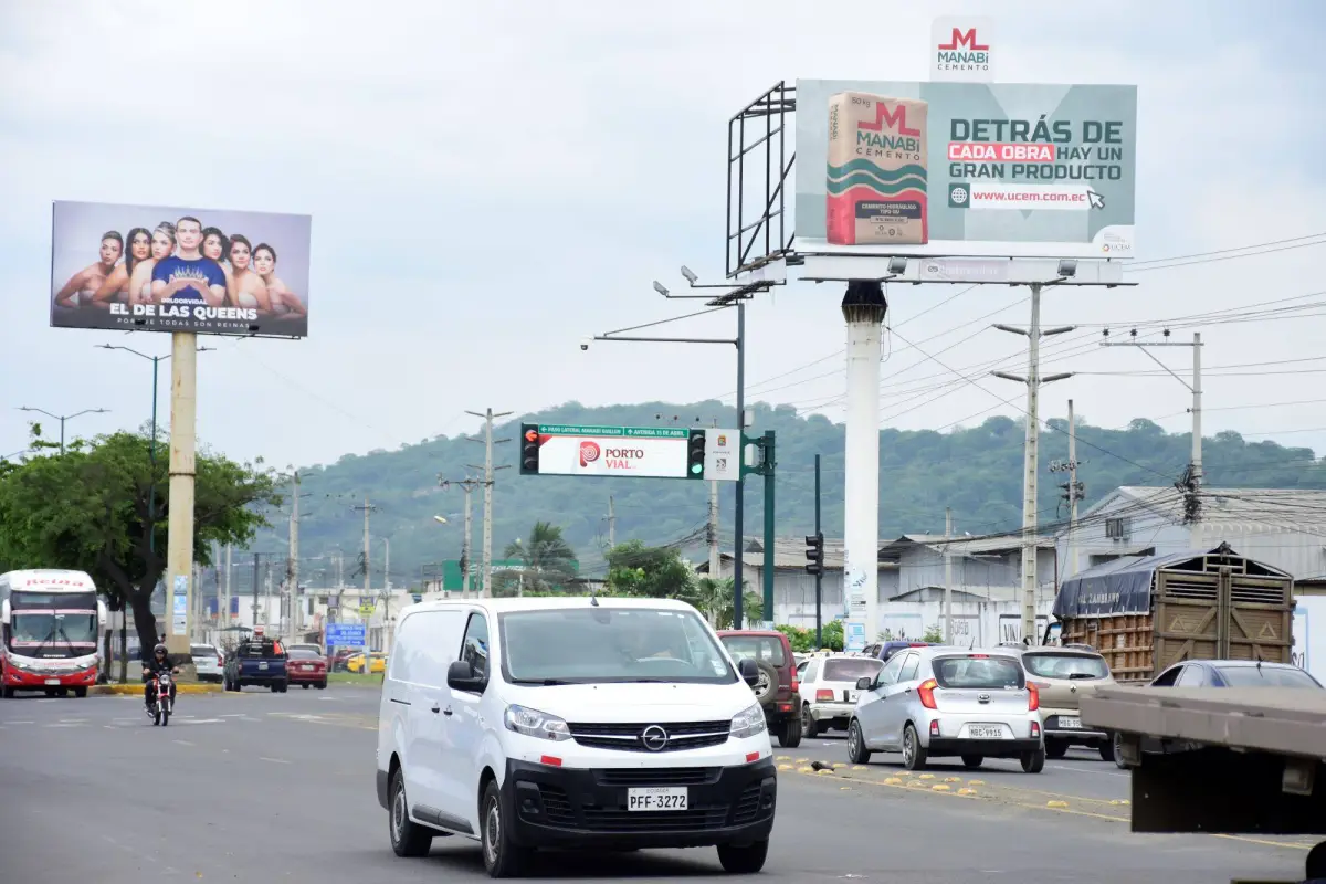 Municipio de Portoviejo revisa normativa de publicidad exterior ante incumplimientos en varias avenidas, producción El Diario
