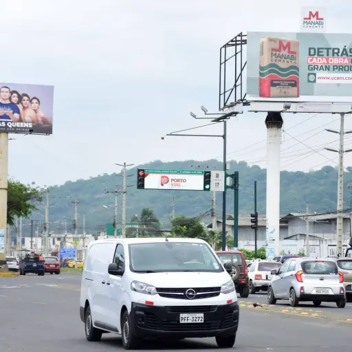 Municipio de Portoviejo revisa normativa de publicidad exterior ante incumplimientos en varias avenidas