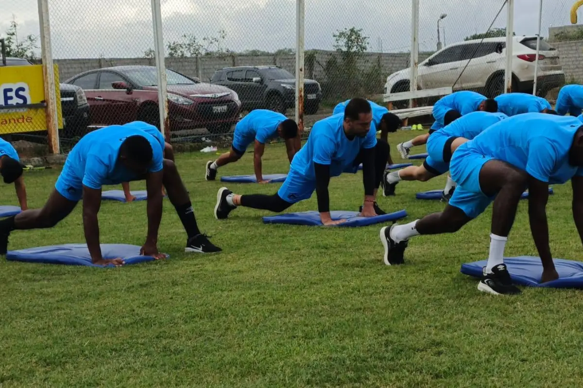 Jugadores de Delfín durante una jornada de entrenamiento en el complejo Los Geranios., Delfín SC