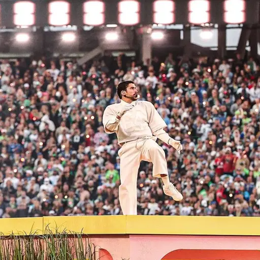 Bad Bunny ovacionado por miles de fans con banderas de Puerto Rico en su presentación en el Super Bowl LX