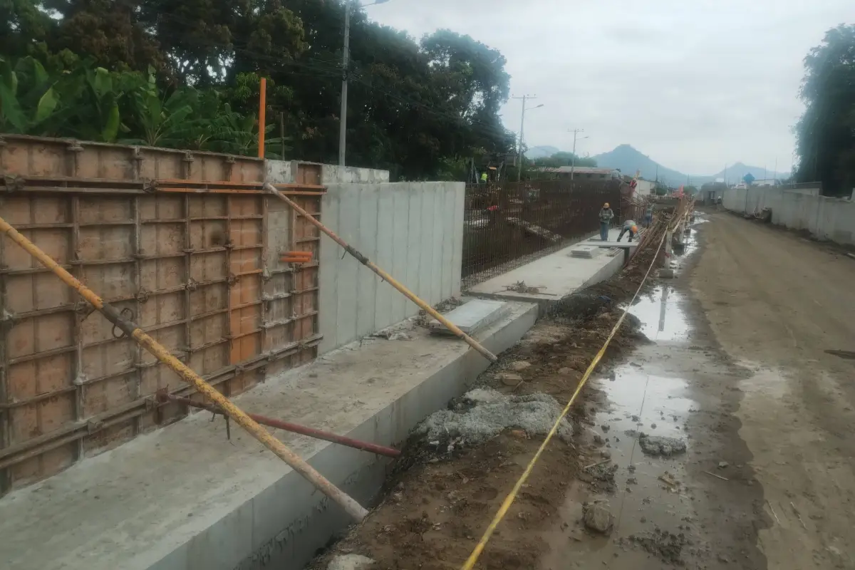 Los muros laterales de la otra vía del puente de Lodana, en Santa Ana, Miguel Cedeño