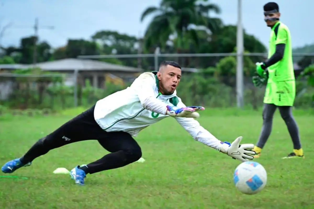 El arquero Manuel Mendoza renovó su contrato con Liga de Portoviejo