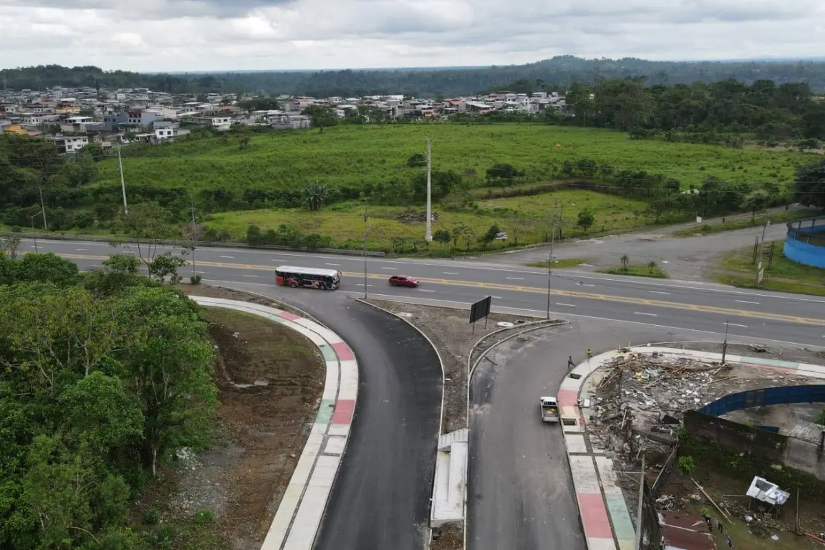 La invasión no permitía la curvatura correcta de la nueva avenida,, Municipalidad de Santo Domingo