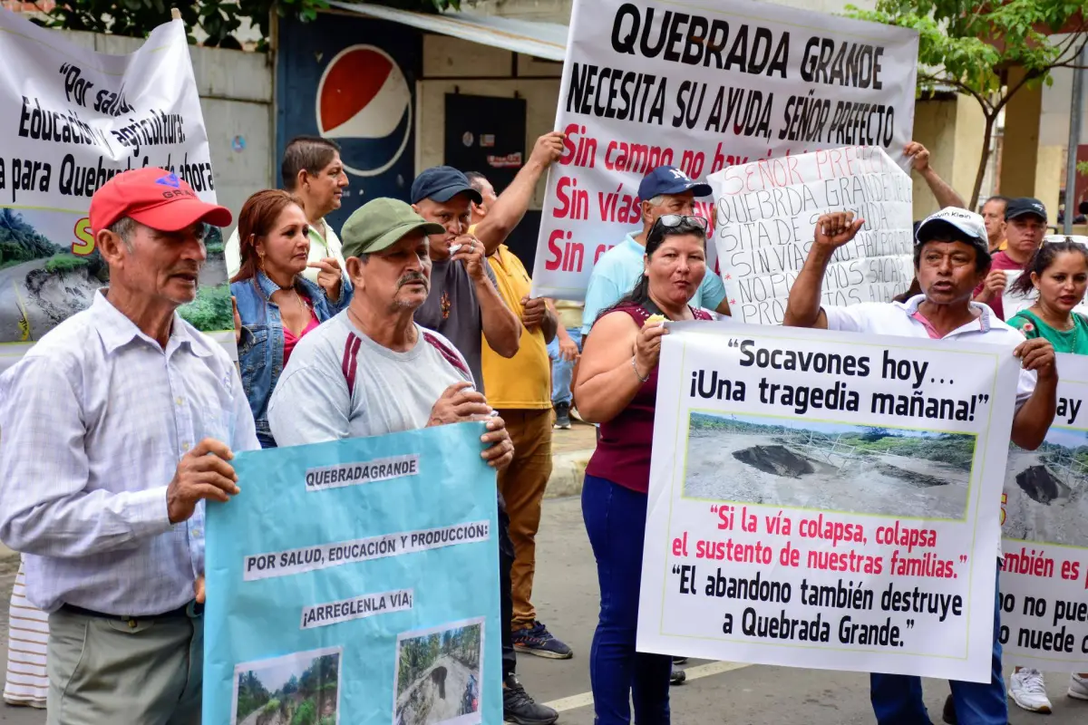 Los habitantes de la comunidad Quebrada Grande mostraron carteles con el estado de la carretera., El Diario