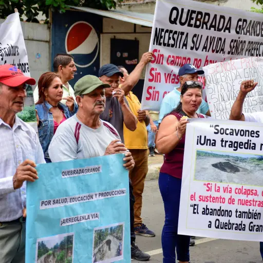 Habitantes de Quebrada Grande exigen obras para evitar colapso de la carretera