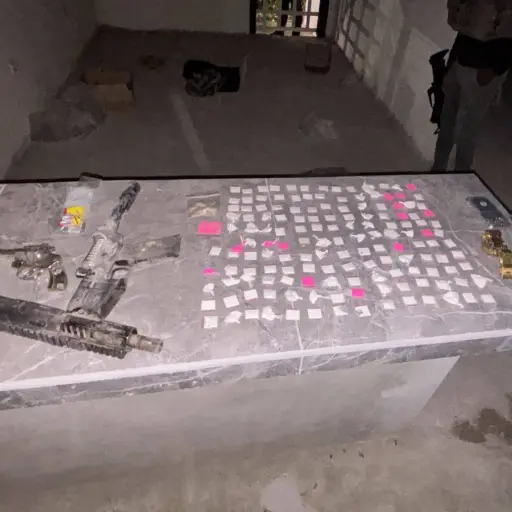 Incautan armas, droga y teléfono satelital en un allanamiento en el barrio Urbirrios de Manta