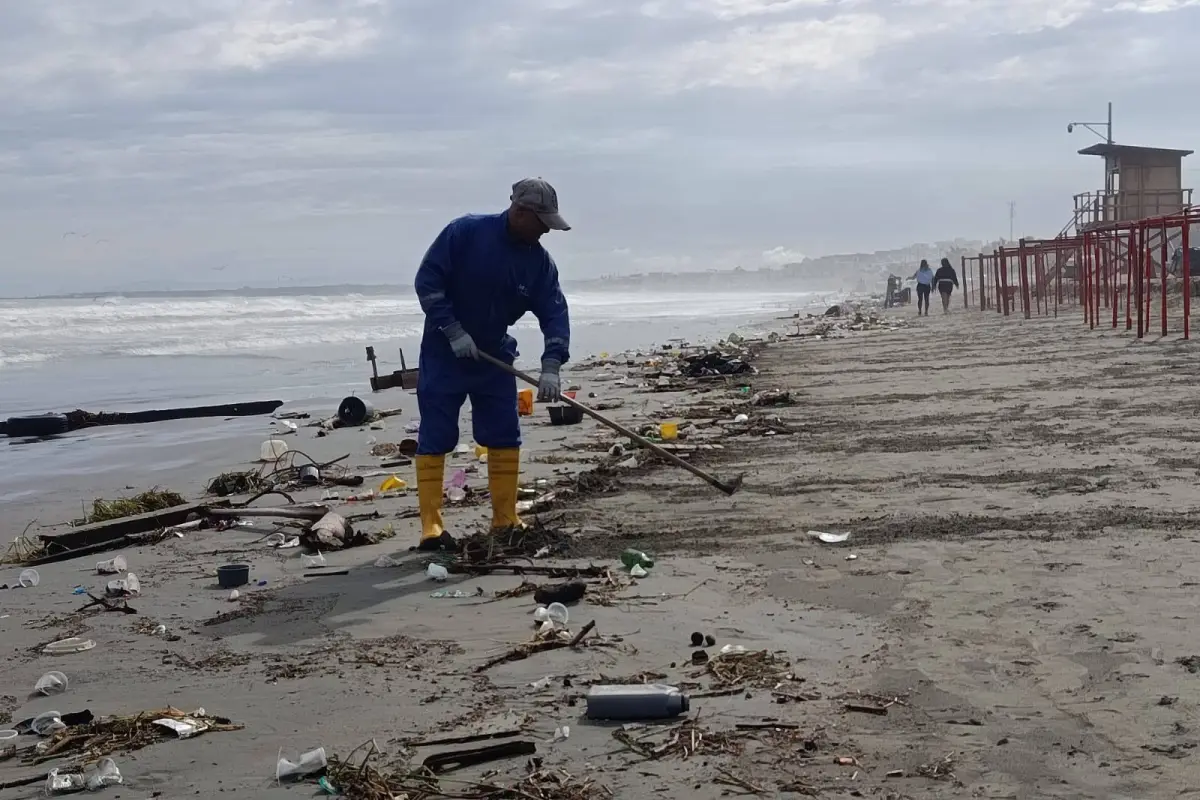 Playa de Tarqui recibe limpieza intensiva tras acumulación masiva de desechos por lluvias., El Diario