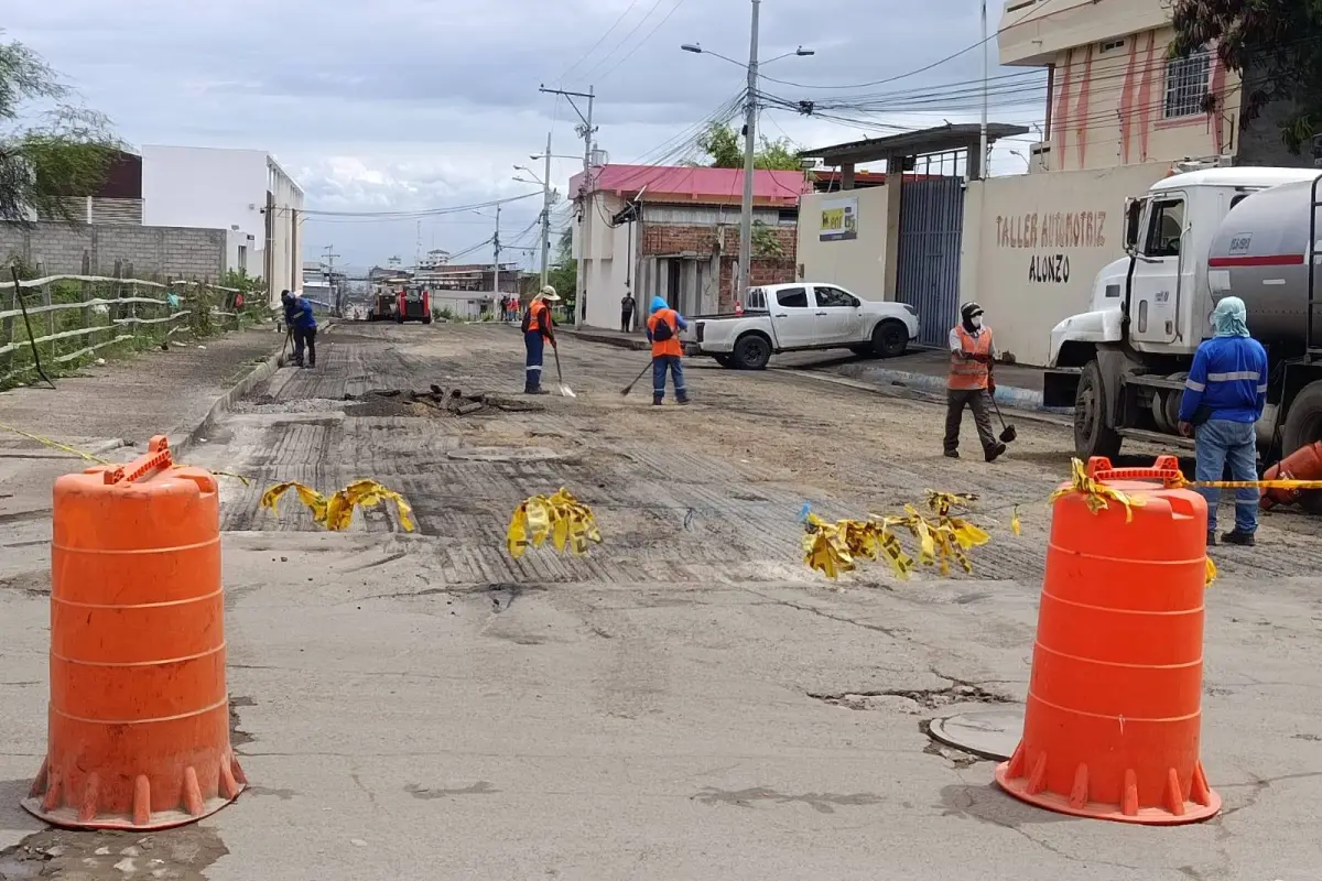 La compañía Verdú inició la rehabilitación vial de la calle 14, en Manta. , El Diario