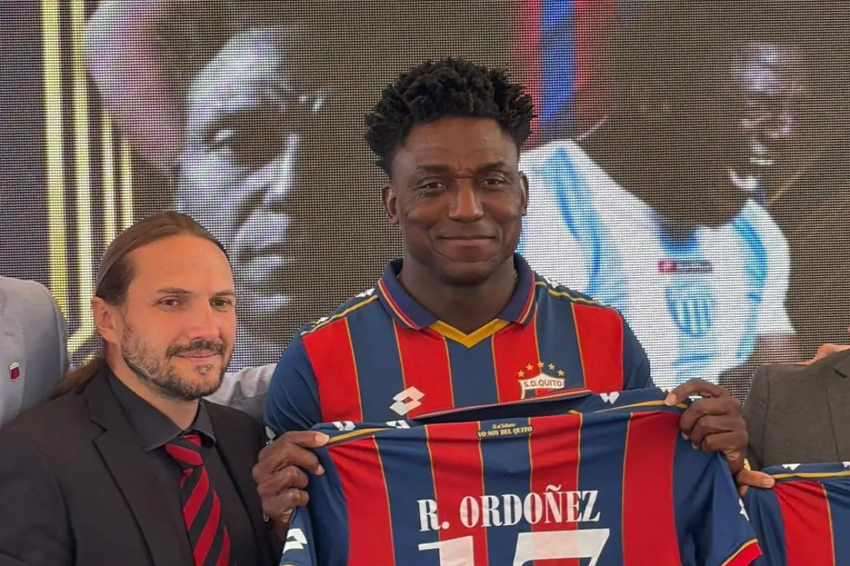 José Pardo, presidente del Deportivo Quito y Roberto 'La Tuka' Ordóñez, nuevo delantero 'chulla'.