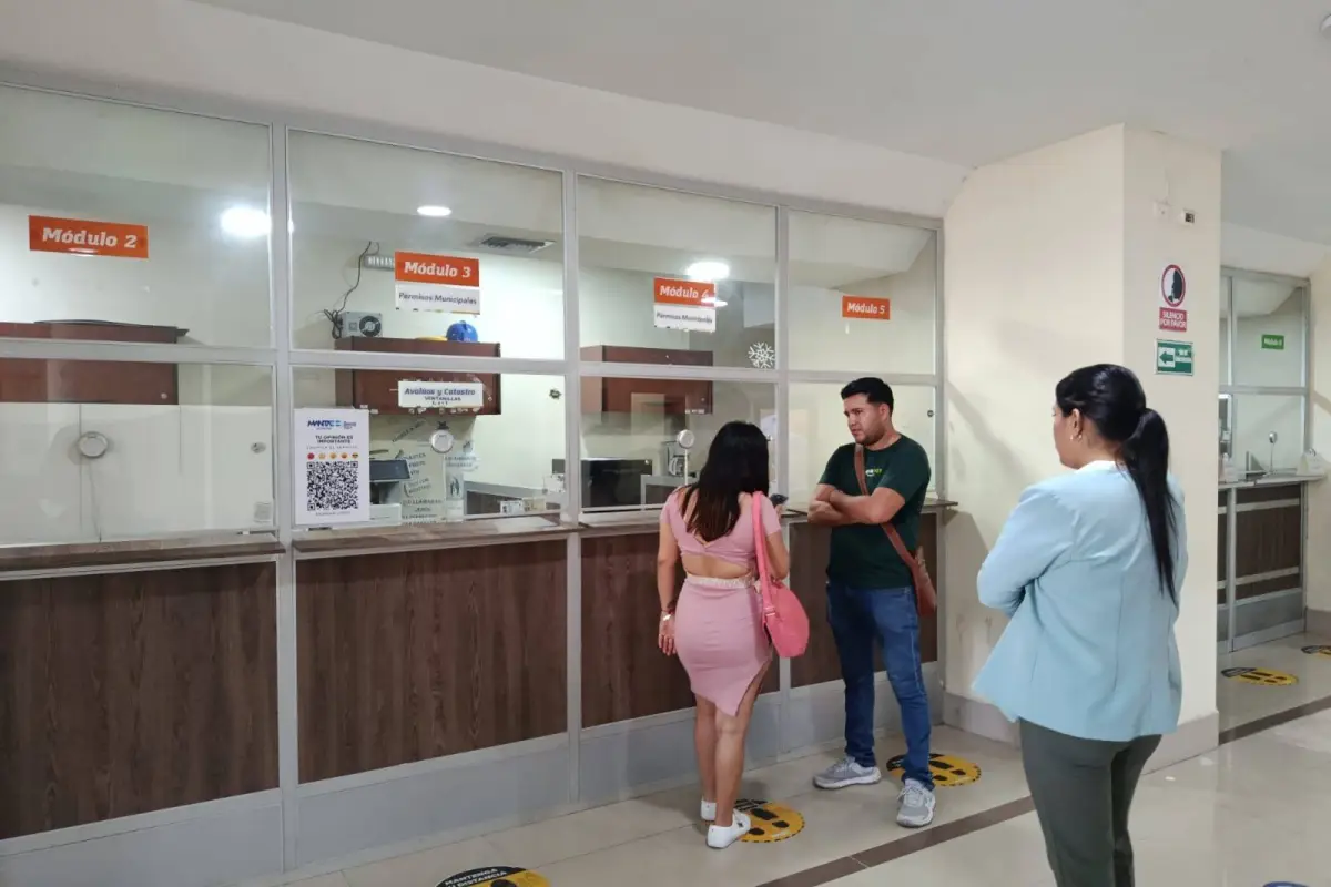 Ciudadanos consultando sobre valores a cancelar por la tasa de recolección de desechos., El Diario