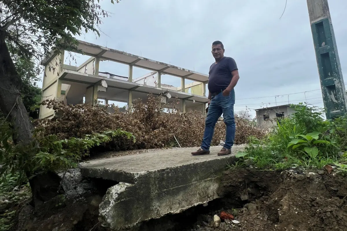 En la parte posterior del terreno de la antigua escuela, existen deslizamientos de tierra., El Diario