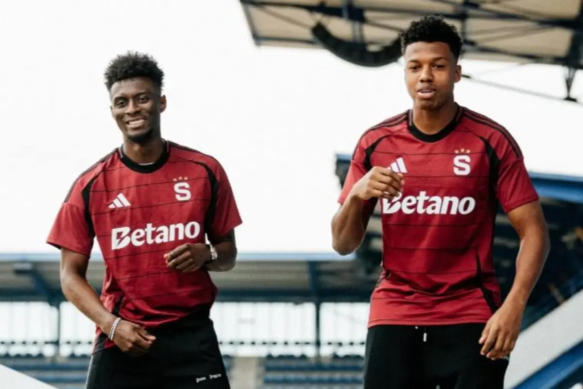Jhoanner Chávez y John Mercado bailando en el estadio de Sparta Praga