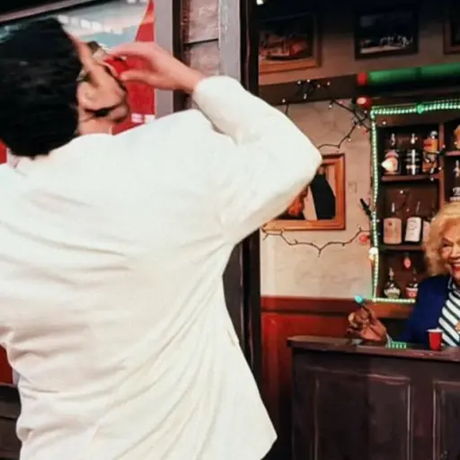 Quién es Toñita, la mujer que le da un trago a Bad Bunny en el Super Bowl