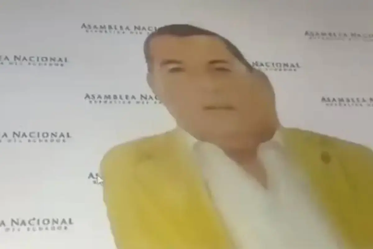 Jorge Chamba coloca un dibujo suyo en una sesión en la Asamblea Nacional. , Captura de pantalla 