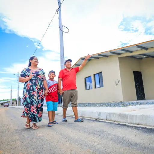 Daniel Noboa impulsa ley para que empresas deduzcan 30% de impuestos y construyan vivienda social 