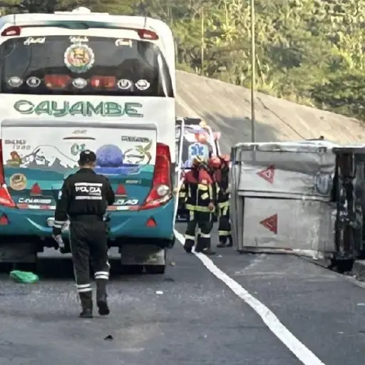 Un fallecido y ocho heridos tras choque entre bus de pasajeros y un camión, en Quito