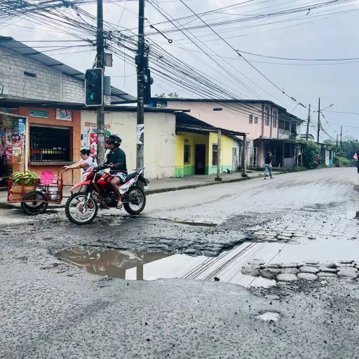 Reparaciones viales avanzan en La Concordia, pero persiste problema de drenaje
