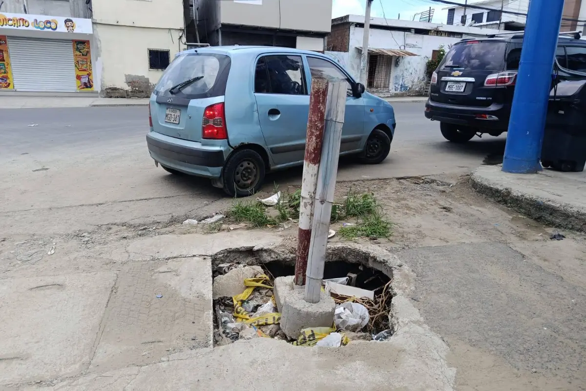 Universitarios y vecinos exigen solución a hueco peligroso en avenida 41A., El Diario