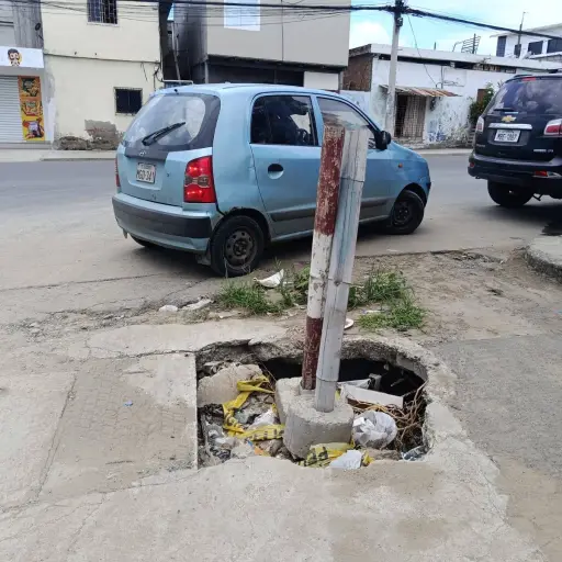Peligro vial en avenida 41A: hueco abierto lleva meses sin reparación