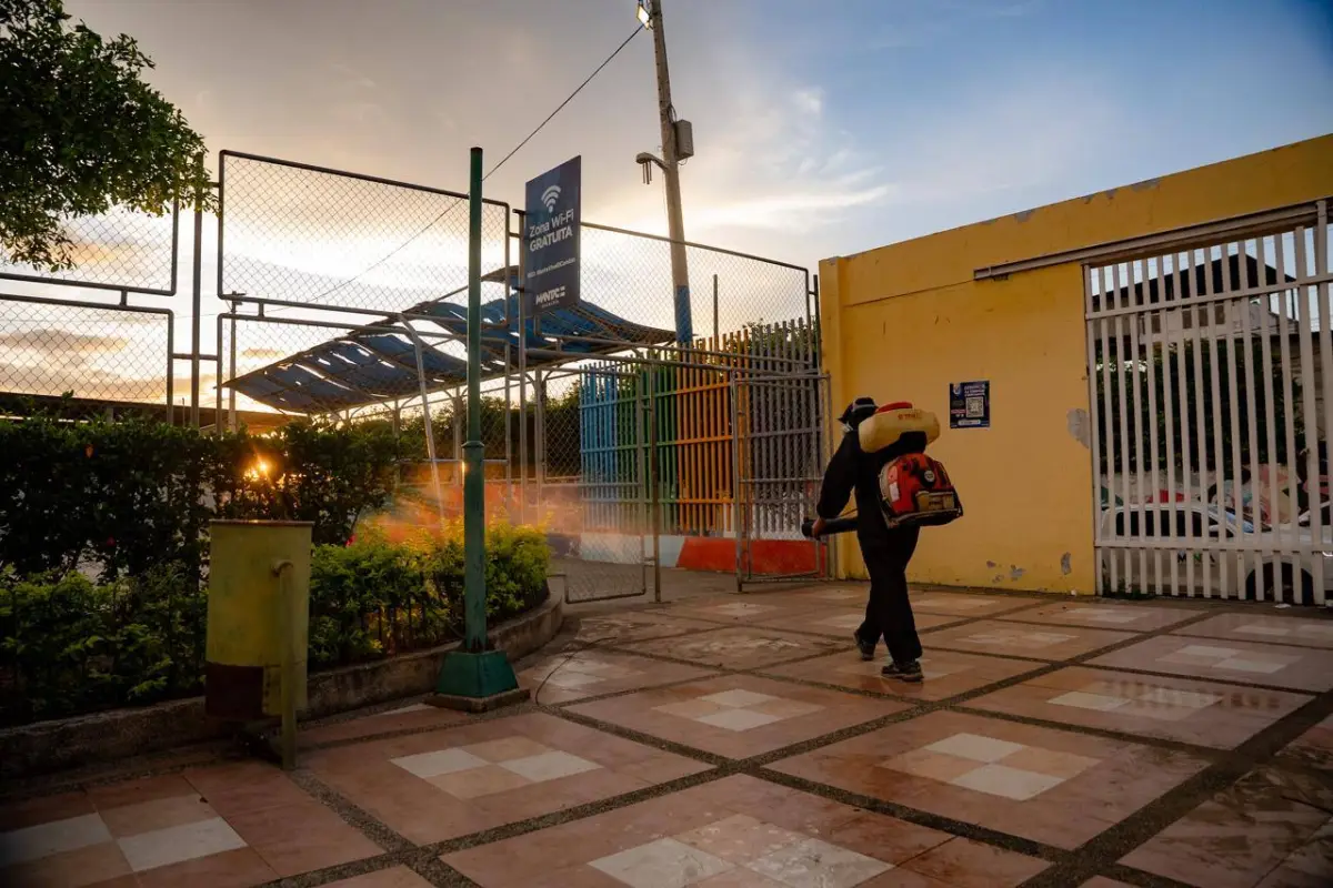 La fumigación avanza en ciudadelas y dependencias municipales., Cortesía Municipio de Manta