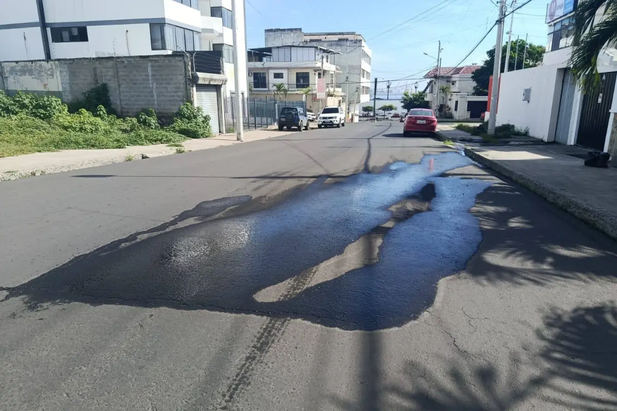 Filtración de agua en avenida 3 y calle 17 pone en riesgo pavimento., El Diario
