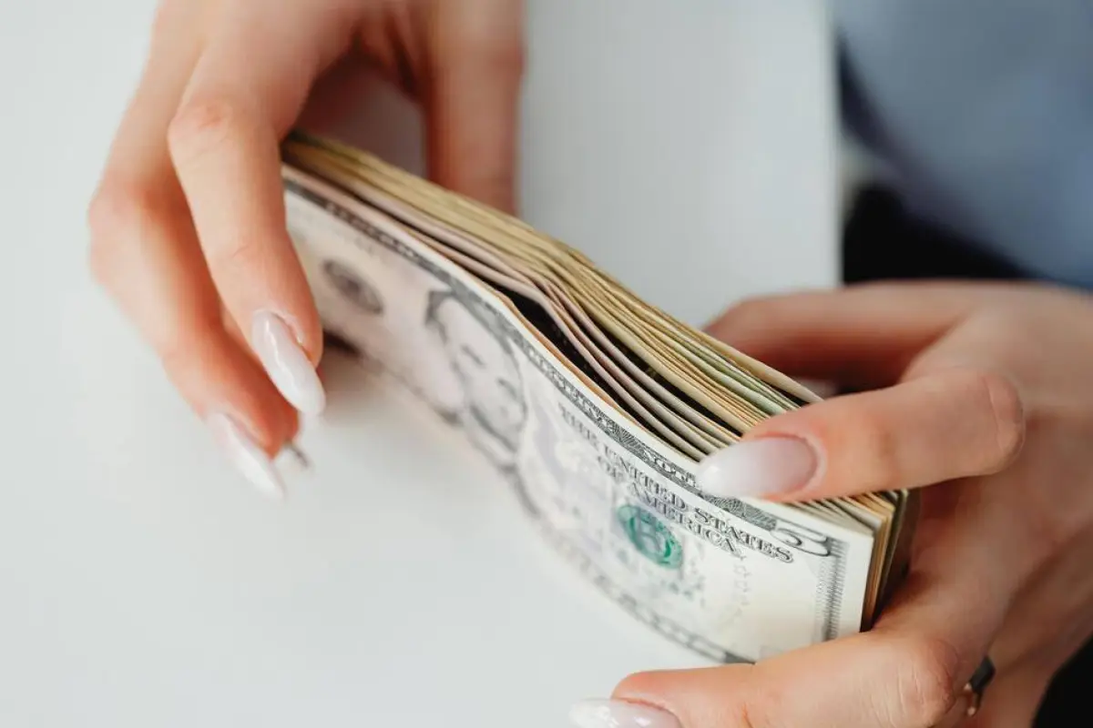 Trabajador ecuatoriano revisando su liquidación y el pago del décimo cuarto sueldo 2026