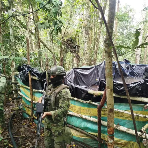 Destruyen 3 piscinas clandestinas y decomisan 3.500 galones de combustible destinado al tráfico en Sucumbíos  