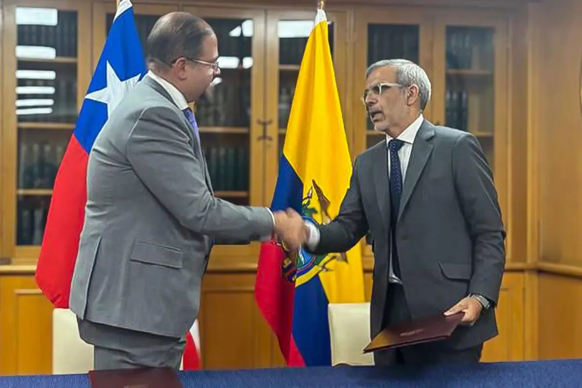 Ministros de Ecuador y Chile firman memorando de cooperación contra el crimen organizado transnacional.