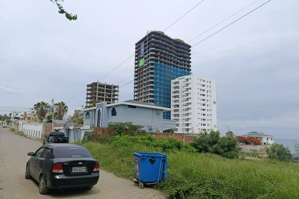 El edificio Mawa 22 (centro) que construye Rosero Construcciones, de Quito, en Manta. , El Diario
