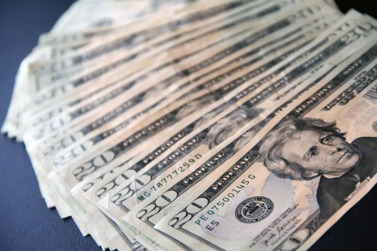 Billetes de dólares representando a los préstamos quirografarios en Ecuador