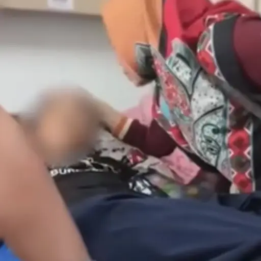 Niño de 12 años muere en Indonesia luego de que, presuntamente, su madrastra le obligara a tomar agua hirviendo