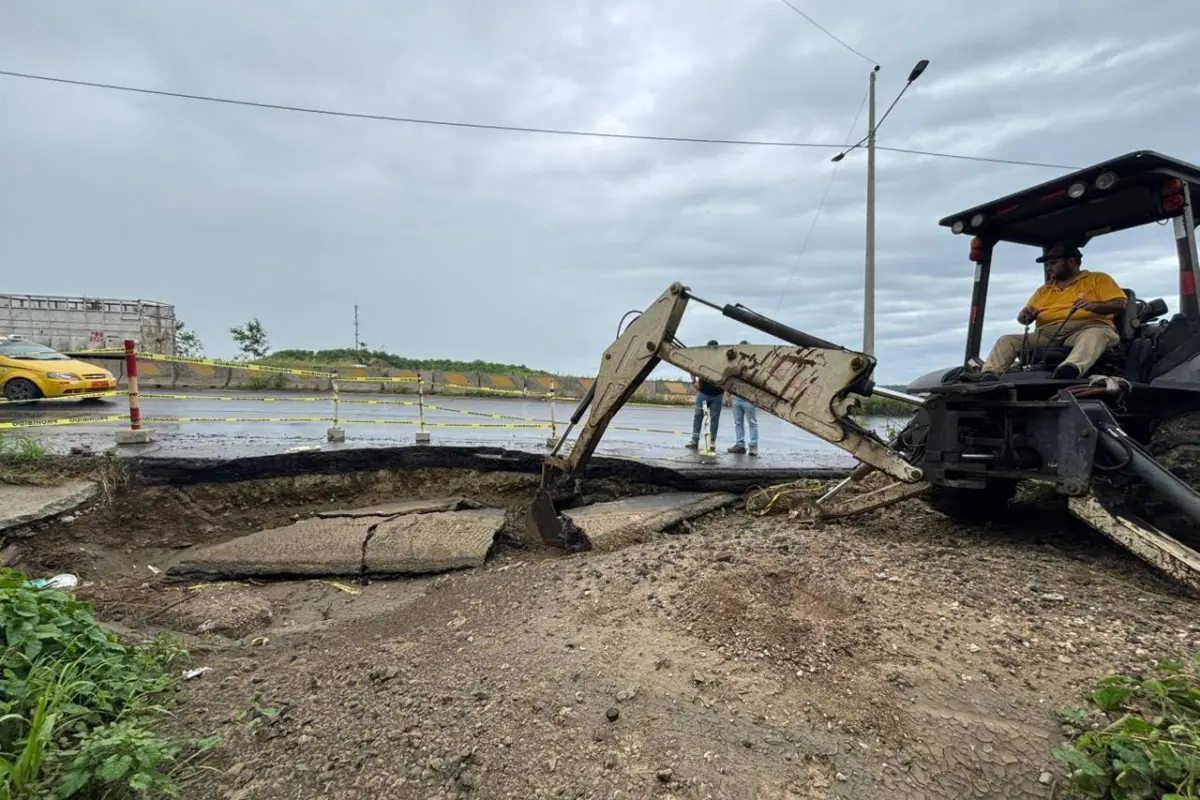El socavón en un tramo de la vía Circunvalación frente a Sariland., El Diario