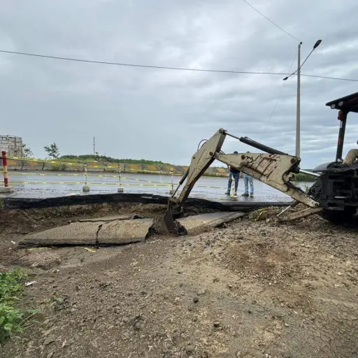 Intervención urgente ante socavón en vía Circunvalació por lluvias intensas