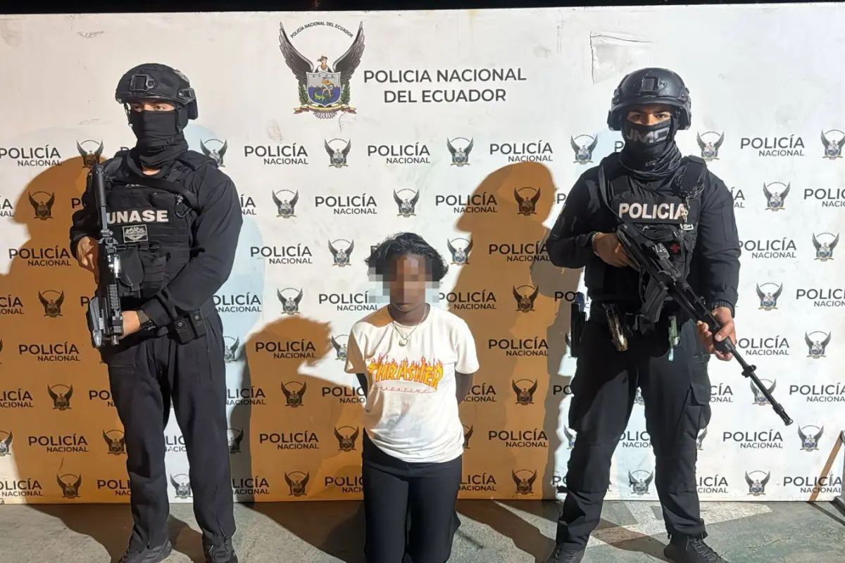Policía captura a sospechosa de extorsión tras denuncia ciudadana en Santo Domingo