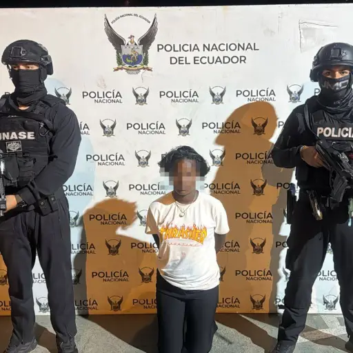 Policía captura a sospechosa de extorsión tras denuncia ciudadana en Santo Domingo