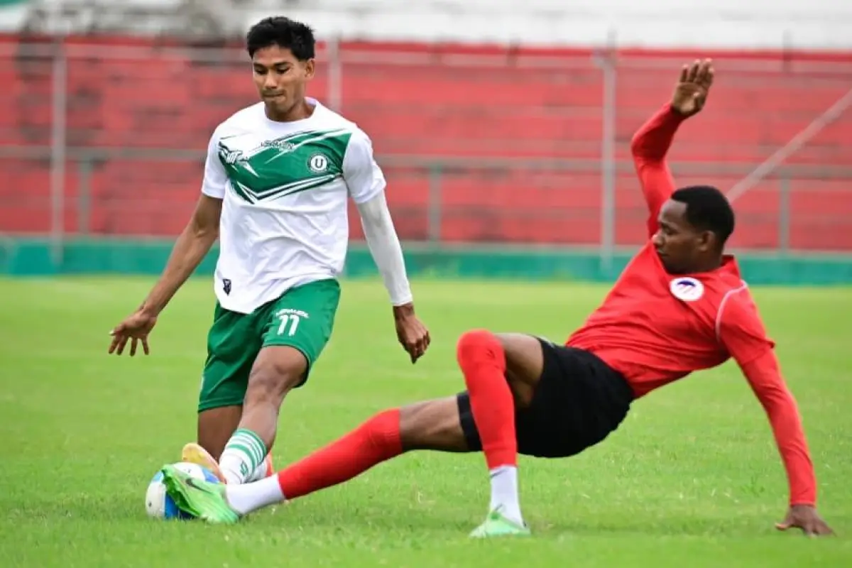 Andrew Delgado intenta superar la marca de un jugador de Atlético FC